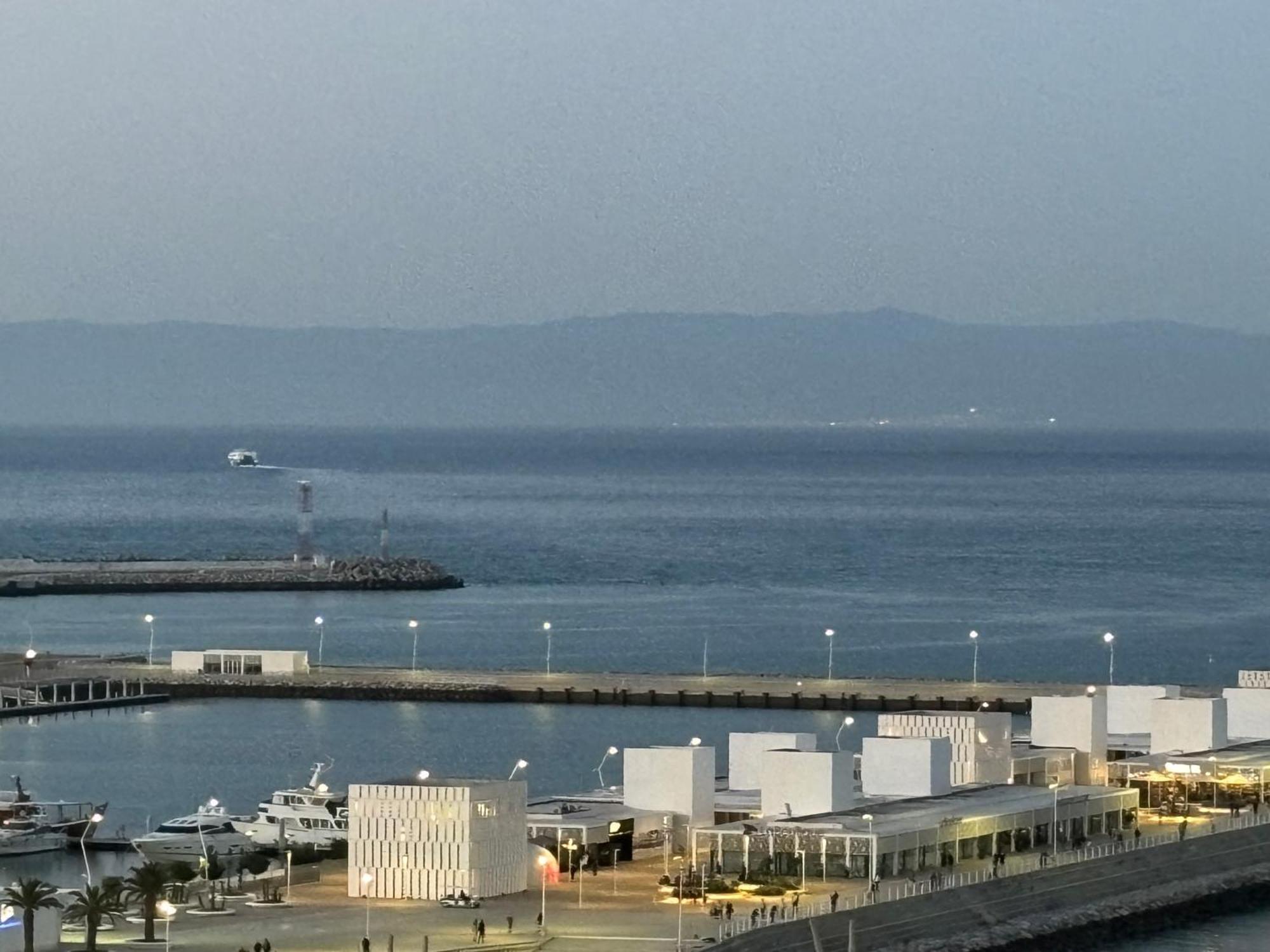 Marina View Residence Luxurious Studio Retreat With Stunning Ocean Views 1 Double Bedroom, 1 Convertible Couch Tánger Exterior foto