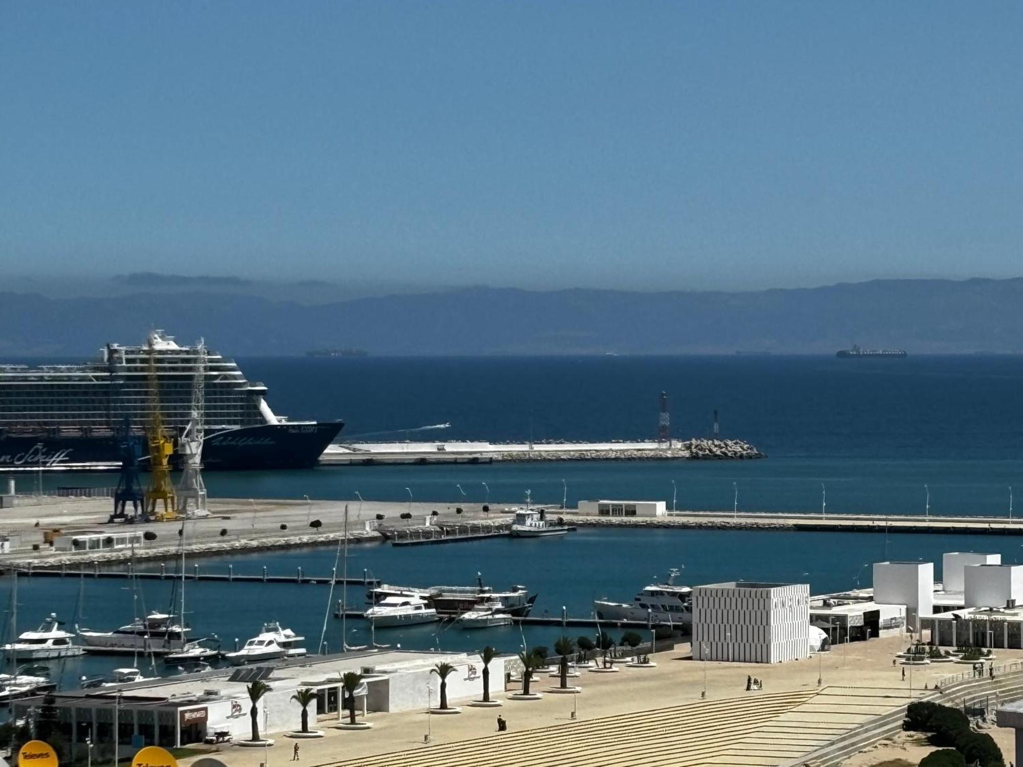 Marina View Residence Luxurious Studio Retreat With Stunning Ocean Views 1 Double Bedroom, 1 Convertible Couch Tánger Exterior foto